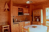 Les Chalets des Marmottes - keuken met eettafel en raam